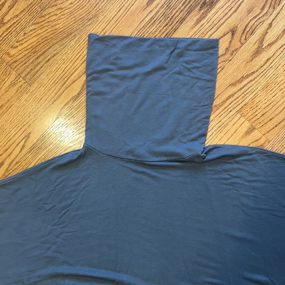 Capote Woman’s Grey Shawl With Fur Accents Size S - Picture 2 of 6